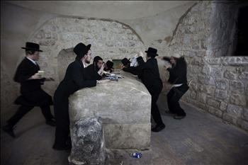 مستوطنون يؤدون طقوساً توراتية على «قبر يوسف» في مدينة نابلس في الضفة الغربية أمس