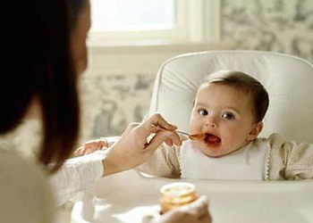 يرتبط تمتع الطفل بالغذاء بضغط أقل من الأمهات لتناول الطعام