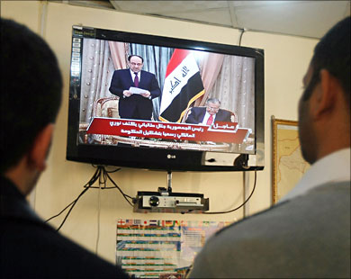 عراقيون يتابعون تكليف المالكي تشكيل الحكومة في بث تلفزيوني مباشر 