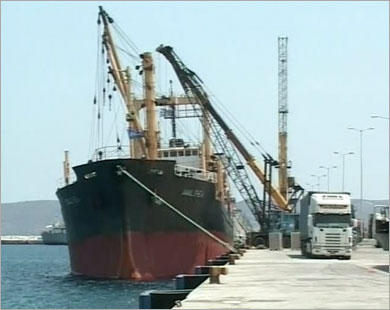سفينة الأمل لدى رسوها في اليونان قبل توجهها إلى غزة
