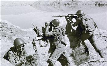 صورة من نيسان 1988 لجنود سوفيات يقاتلون المجاهدين في أفغانستان 