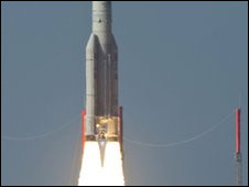 أطلق القمر الصناعي على متن صاروخ ايريان 5 الفرنسي
