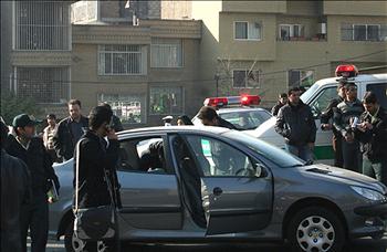 عناصر من الشرطة الإيرانية قرب سيارة عباسي بعد محاولة اغتياله في طهران أمس
