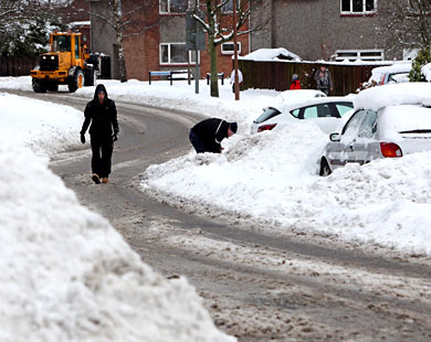 الثلوج عطلت حركة المرور في بريطانيا 