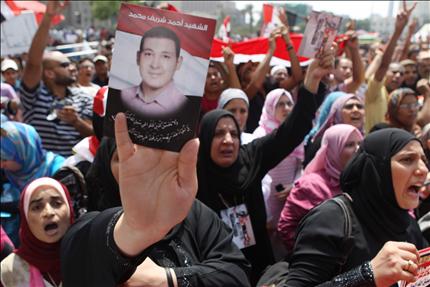 مصريون يتظاهرون في ميدان التحرير أمس (أ ف ب) 