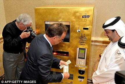 آلة لبيع الذهب في الإمارات((عن الـ«دايلي مايل») 