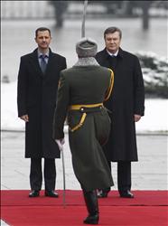 الأسد ويانوكوفيتش يستعرضان حرس الشرف في كييف أمس