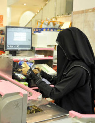 امرأة سعودية تعمل «كاشير» في احدى المتاجر في جدة 