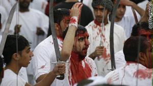 يدب خلاف كبير بين المسلمين الشيعة في البحرين مع كل إطلالة لشهر محرم حول طريقة إحياء مراسم مناسبة عاشوراء، ذكرى مقتل الإمام الحسين بن علي بن أبي طالب حفيد النبي محمد.