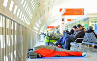مسافر افترش الأرض للنوم في مطار «رواسي شارل ديغول بباريس»
