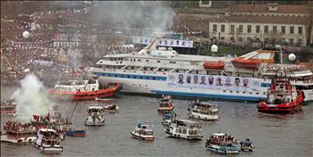 آلاف الأتراك يستقبلون السفينة «مرمرة» في اسطنبول أمس
