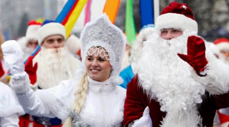 تحتفل برفقة بابا نويل في مينسك 