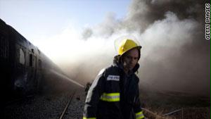 عنصر من الإطفاء يواجه النيران في القطار