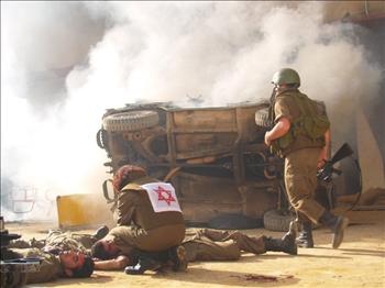 أثناء تصوير ملالة إسرائيلية منقلبة على جانبها ومحاولة إسعاف عدد من الإصابات