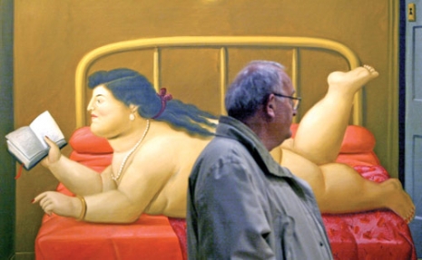 لوحة «امرأة تقرأ» للكولومبي فرناندو بوتيرو، خلال معرض في البندقيّة، 2003 