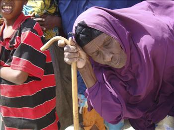 عجوز صومالية تشارك في تظاهرة أمام مقر برنامج الغذاء العالمي التابع للأمم المتحدة أمس في مقديشو