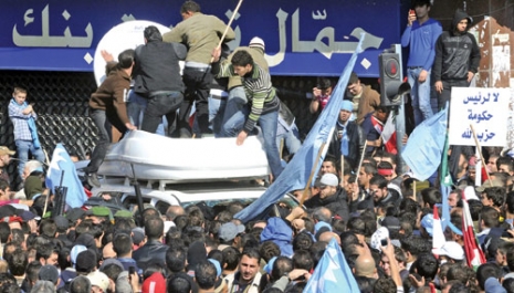 مشهد الإعتداء على شاحنة البث التابعة لقناة «الجزيرة»