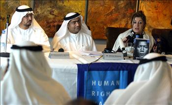 نشطاء حقوقيون إماراتيون ومديرة «هيومن رايتس واتش» الإقليمية سارا واتسون خلال مؤتمر صحافي أمس في دبي