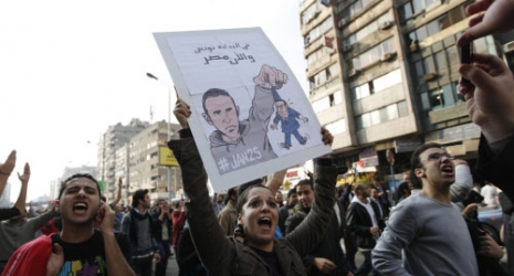 متظاهرون يحملون رسماً كاريكاتورياً لكارلوس لطوف