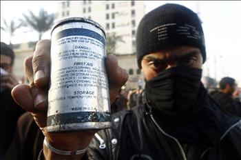 متظاهر مصري يظهر قنبلة غاز مسيل للدموع استخدمتها قوات الأمن في القاهرة أمس