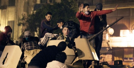 متظاهرون مصريّون على ظهر مدرّعة عسكرية في ميدان التحرير أمس