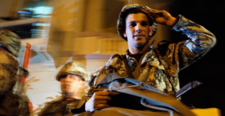 جندي مصري يحيّي المتظاهرين في القاهرة أمس 