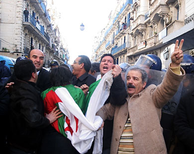الشرطة الجزائرية تصدت لأنصار حزب التجمع من أجل الثقافة والديمقراطية عندما حاولوا قبل أسبوع التظاهر في العاصمة 