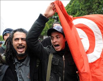 طلاب تونسيون يتظاهرون ضد الحكومة الانتقالية ودعماً للثورة المصرية في العاصمة تونس أمس