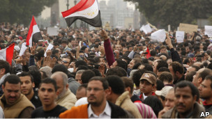 تدفع عشرات الآلاف على ميدان التحرير للتظاهر