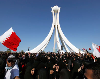 آلاف المتظاهرين يتجمعون عند دوار اللؤلؤة في العاصمة البحرينية