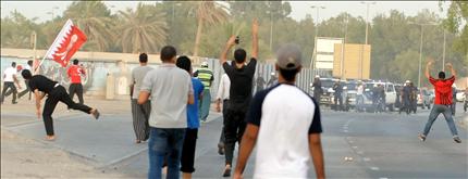 متظاهرون بحرينيون في منطقة السنابس قرب المنامة أمس الاول (د ب أ) 