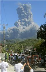 عمود الرماد الذي نفثه أمس بركان جبل «بولوسان» في الفلبين