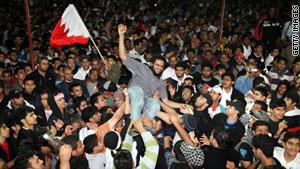 حشود من المعارضة البحرينية تحمل أحد المفرج عنهم ليل الأربعاء