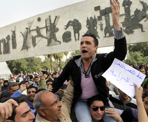 ما برح العراقيون يتظاهرون في ساحة التحرير ببغداد