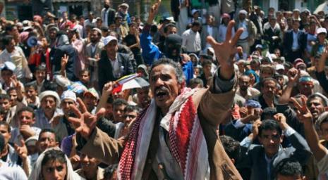 محيط جامعة صنعاء تحول إلى محج للمطالبين بتنحي صالح
