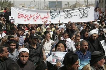 أتباع التيار الصدري يتظاهرون في منطقة الصدر في بغداد أمس ضد التدخل الأميركي في ليبيا