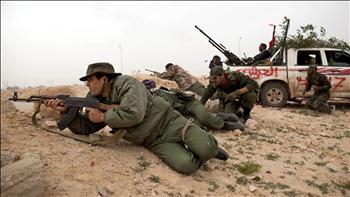 ثوار ليبيون خلال معركة رأس لانوف في شرق ليبيا أمس