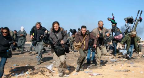 صحافيون أجانب يهربون من القصف الجوي في منطقة راس لانوف 