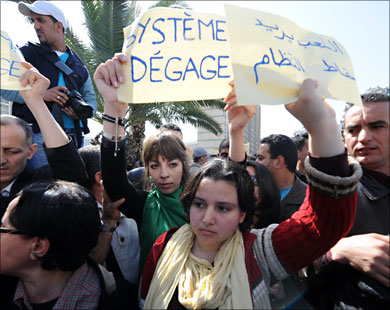 المتظاهرون منعوا من مغادرة ساحة أول مايو التي تجمعوا فيها  بالعاصمة الجزائر 