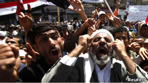 جاءت انباء التفاوض على الاستقالة بعد يوم من مظاهرتين متعارضتين في صنعاء