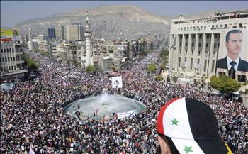عشرات آلاف السوريين يتظاهرون دعماً للوحدة الوطنية وسط دمشق أمس