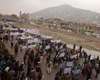 أفغان يرفعون لافتات "الموت لأميركا" تنديدا بقتل مدنيين 