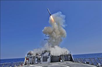 صورة وزعها الجيش الأميركي لعملية إطلاق صاروخ «توماهوك» على ليبيا
