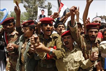 جنود يمنيون انضموا الى الاحتجاجات المطالبة باسقاط صالح في صنعاء امس