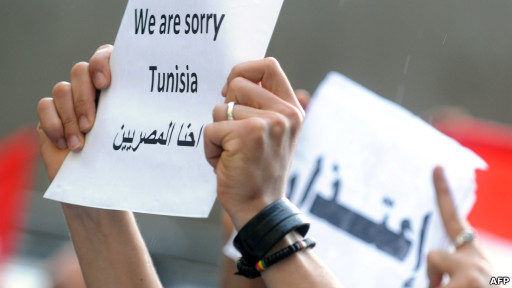 تظاهر مصريون امام سفارة تونس بالقاهرة للاعتذار عن احداث المباراة