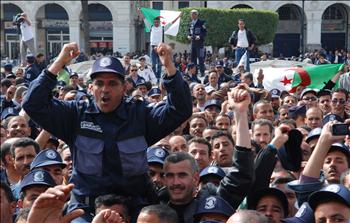 عناصر من الحرس البلدي يتظاهرون في العاصمة الجزائرية امس 