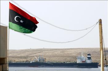 ناقلة النفط «اكواتور» في ميناء طبرق أمس 