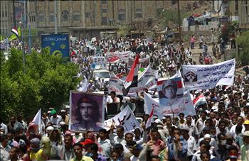 معارضون لصالح خلال تظاهرة في تعز اليمنية أمس (رويترز) 