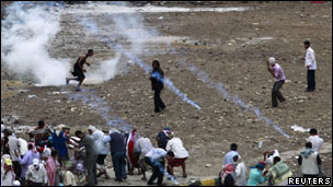 أطلقت قوات الأمن في تعز محافظة إب النار والغاز المسيل للدموع لتفريق آلاف المحتجين 