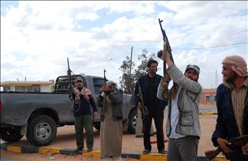 مقاتلون من الثوار قرب الحدود مع تونس في منطقة نالوت أمس (أ ف ب) 